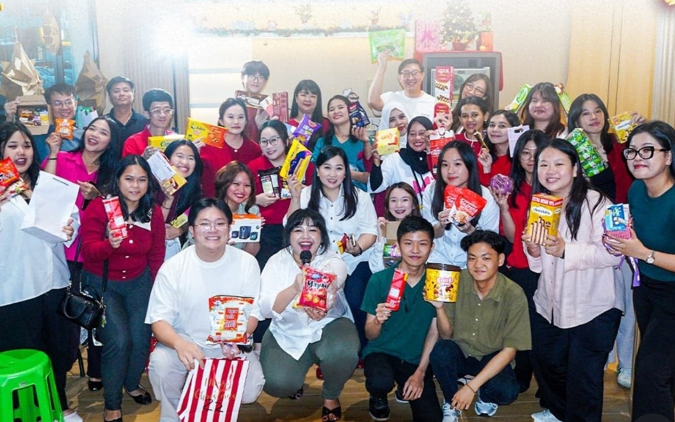 Tim pengajar dan staf Eureka berfoto bersama