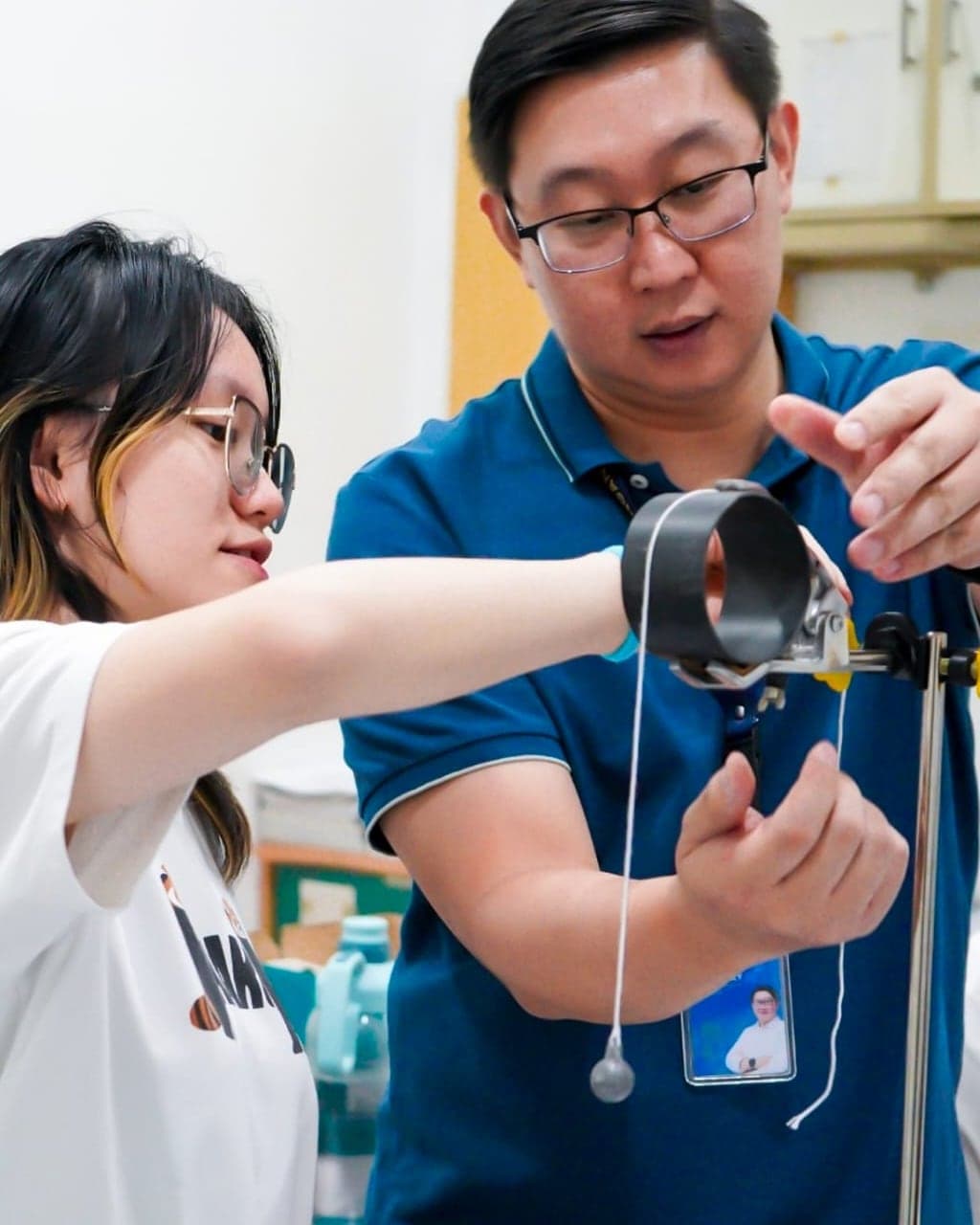 A Eureka tutor guiding a student through a physics experiment